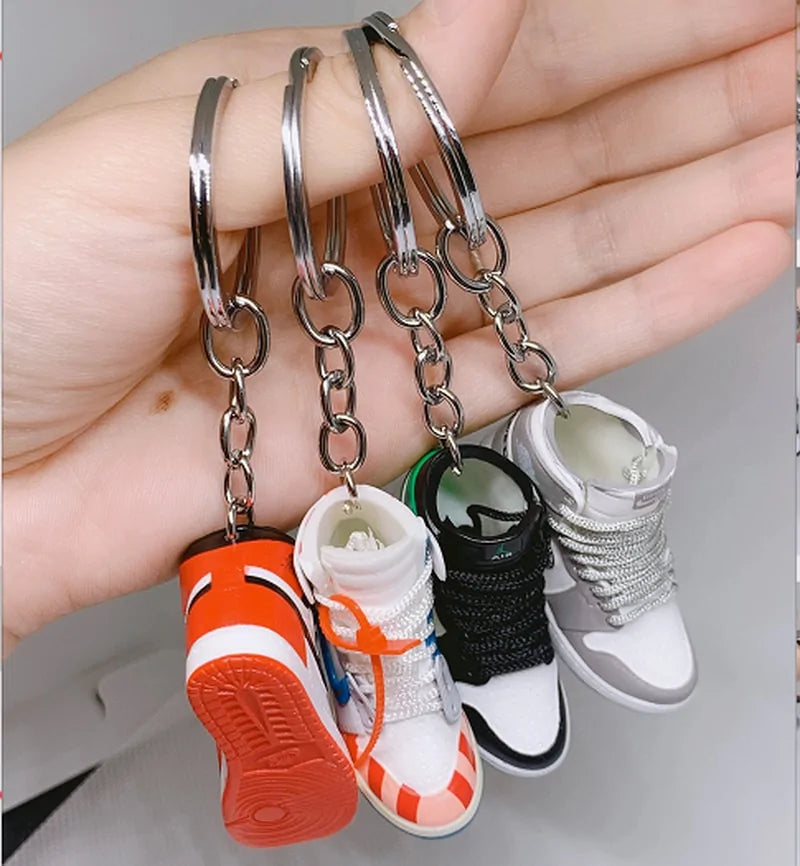 ¡Mini Llavero Sneaker: Lleva el Estilo Contigo!