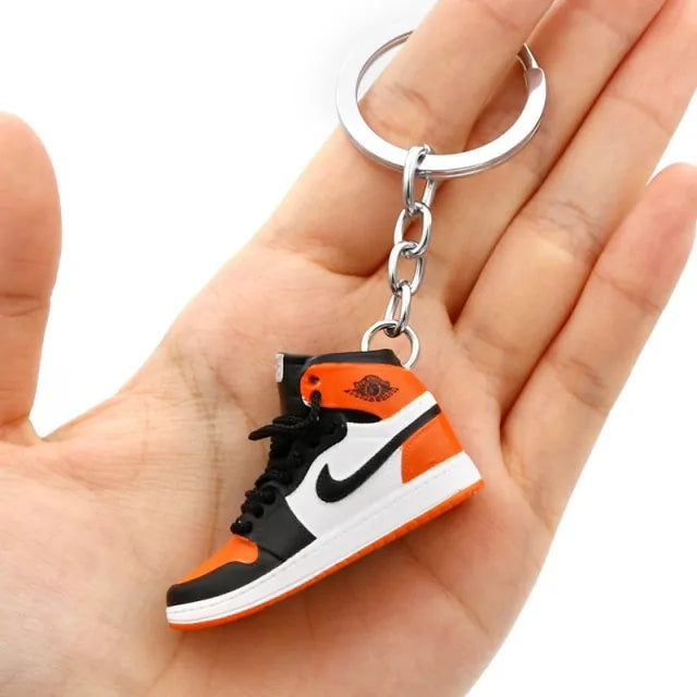 ¡Mini Llavero Sneaker: Lleva el Estilo Contigo!