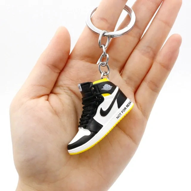 ¡Mini Llavero Sneaker: Lleva el Estilo Contigo!