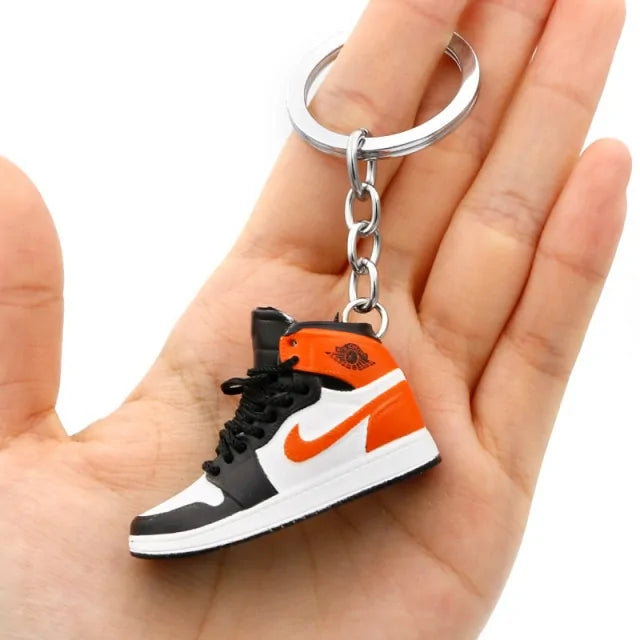 ¡Mini Llavero Sneaker: Lleva el Estilo Contigo!